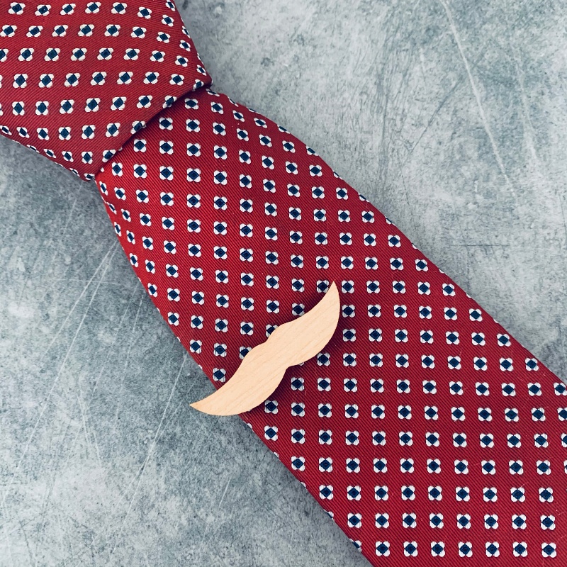 Dřevěná spona na kravatu Knír jasan 