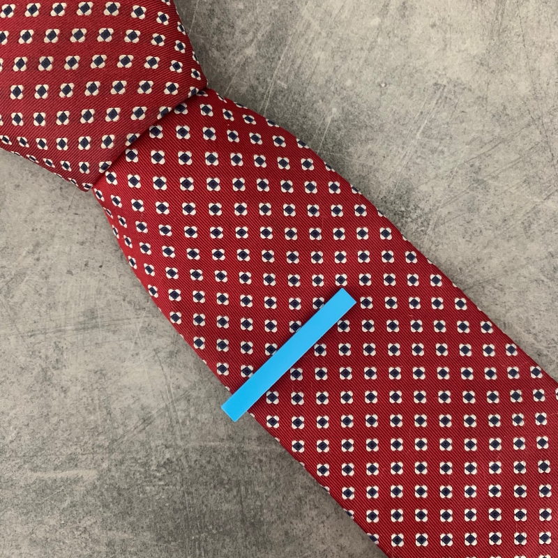 Světle modrá matná spona na kravatu Matte - 5 cm 