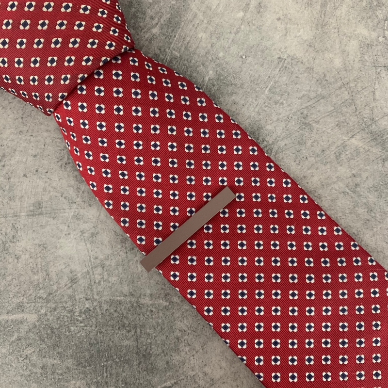 Světle šedá matná spona na kravatu Matte - 5 cm 