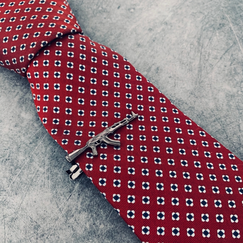 Šedá spona na kravatu Samopal AK-47