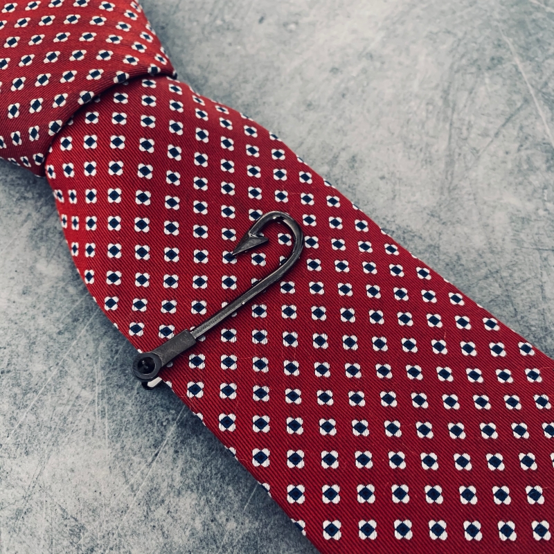 Šedá spona na kravatu Hák