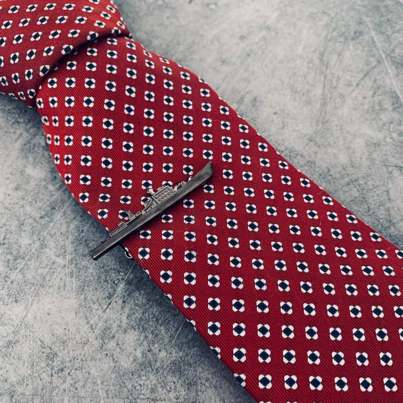 Šedá spona na kravatu Bitevní loď