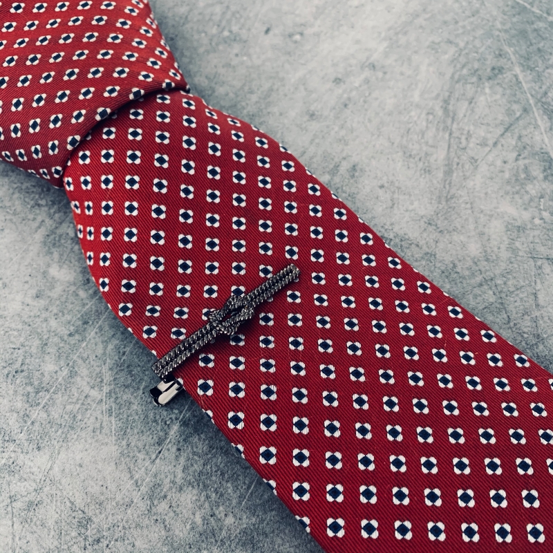 Šedá spona na kravatu Uzel na lanu 