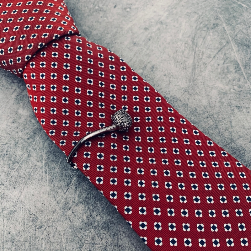 Šedá spona na kravatu Dýmka 