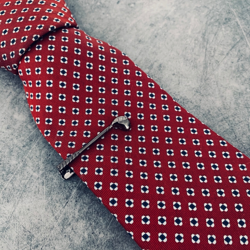 Šedá spona na kravatu Golfová hůl 