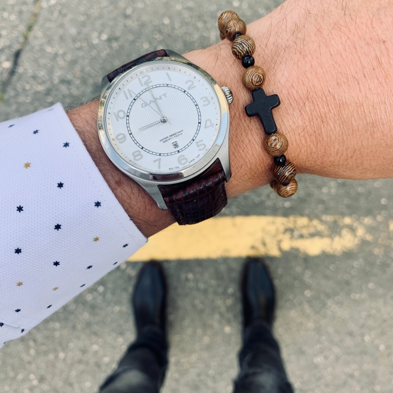 Hnědý náramek Kříž 