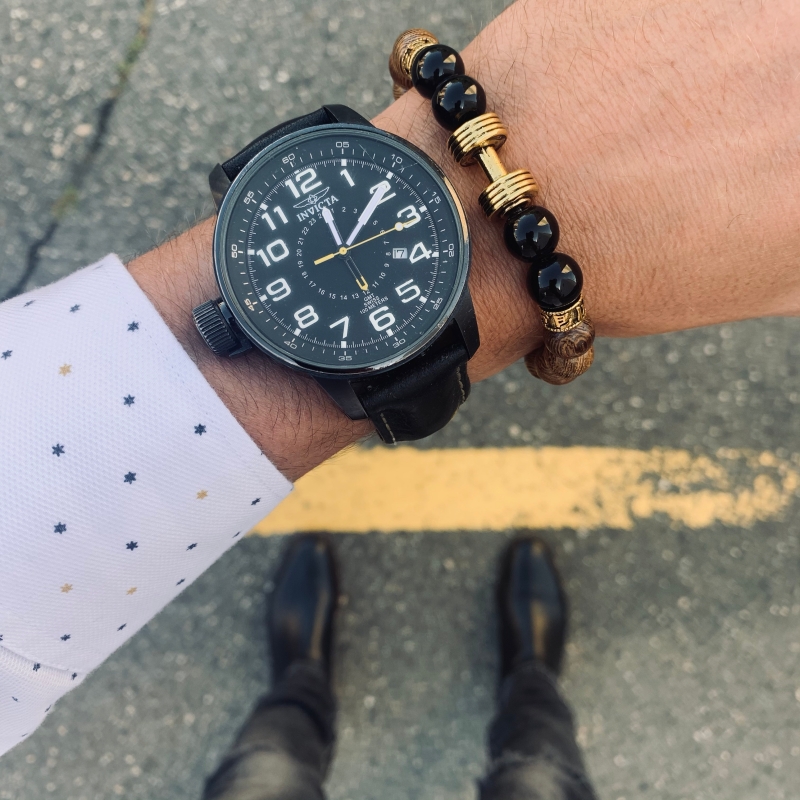 Hnědý náramek zlatá činka 