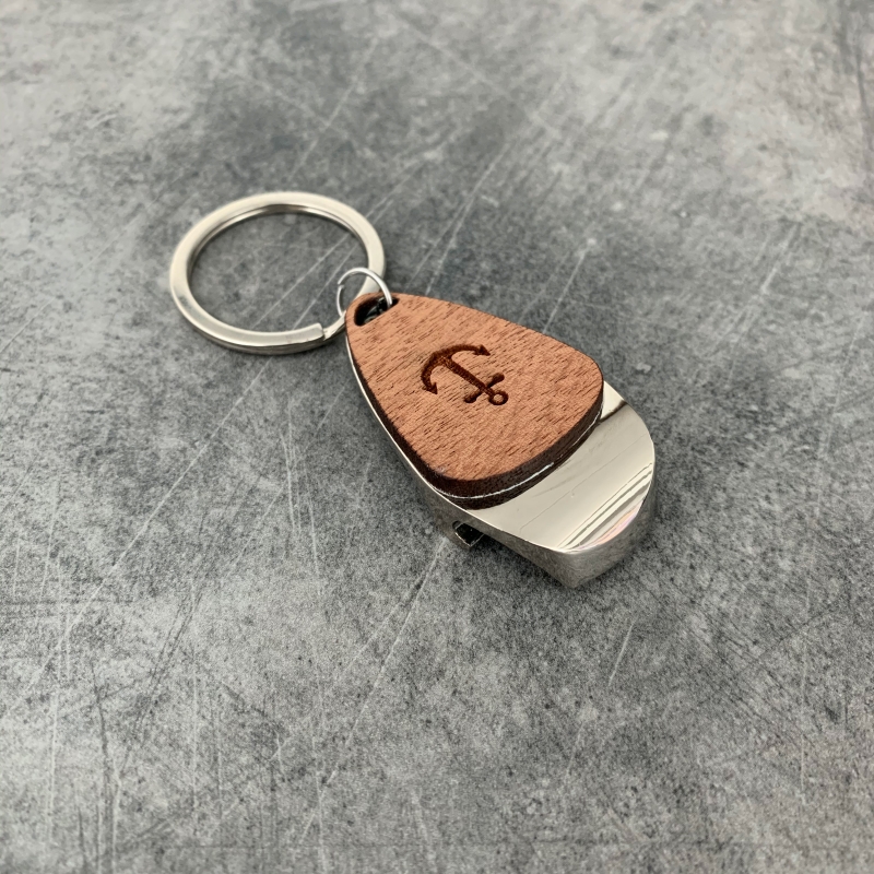 Dřevěná klíčenka Triangle Kotva s otvírákem na pivo 