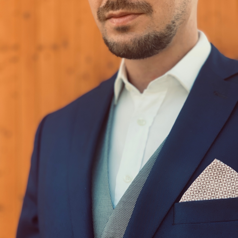 Hnědo - bílý kapesník do saka Blažek Triangle