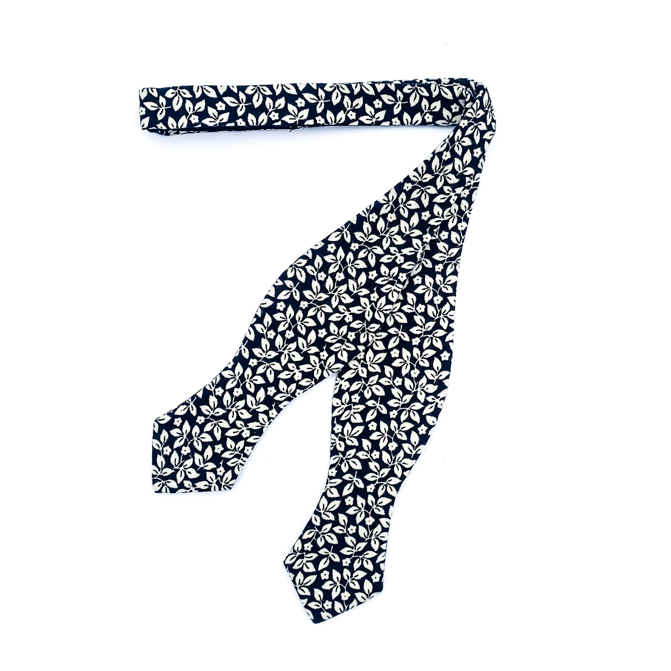 Černý vázací motýlek Listy