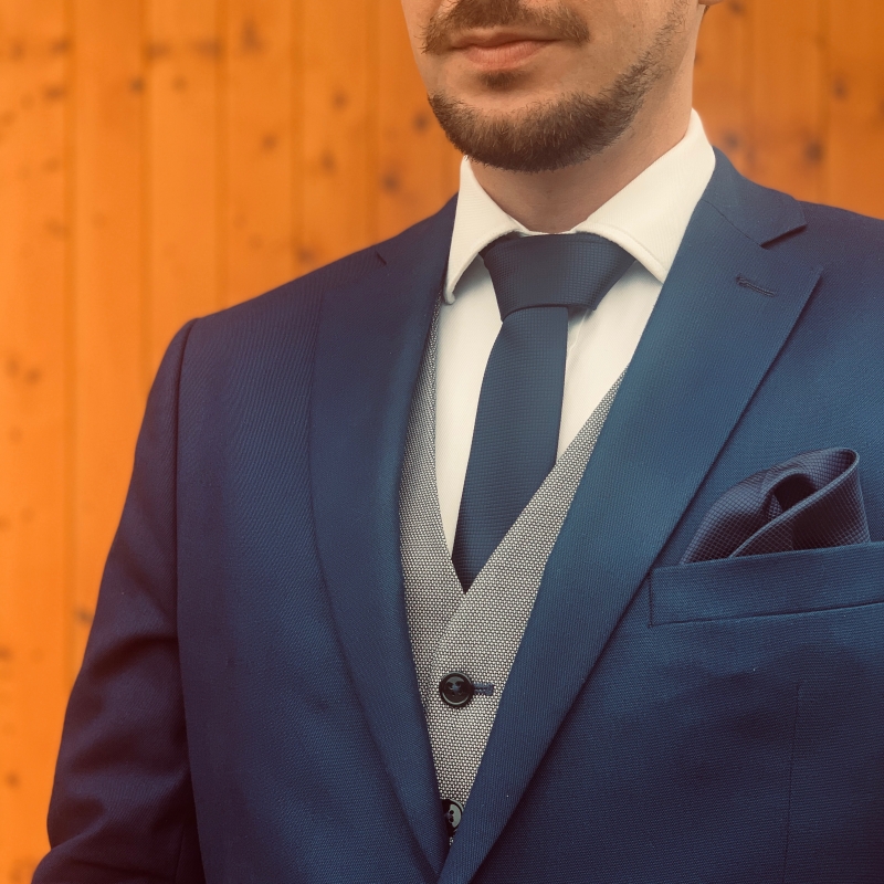 Tmavě modrý set kravata, motýlek, kapesník a manžetové knoflíčky Plaid