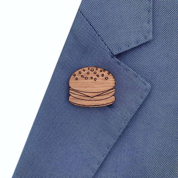 Dřevěná brož Hamburger