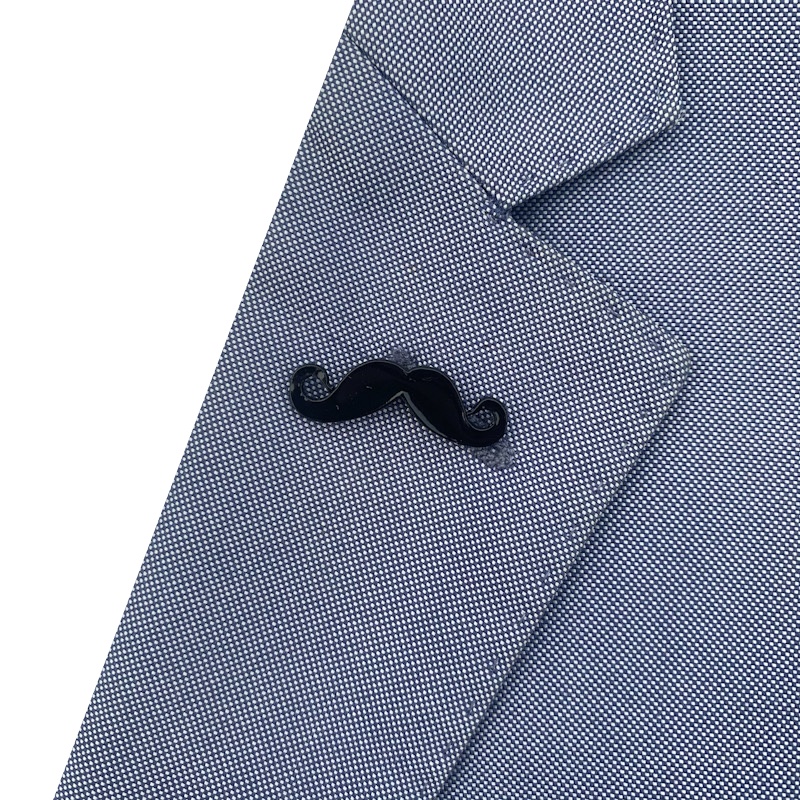 Černá brož Knírek 