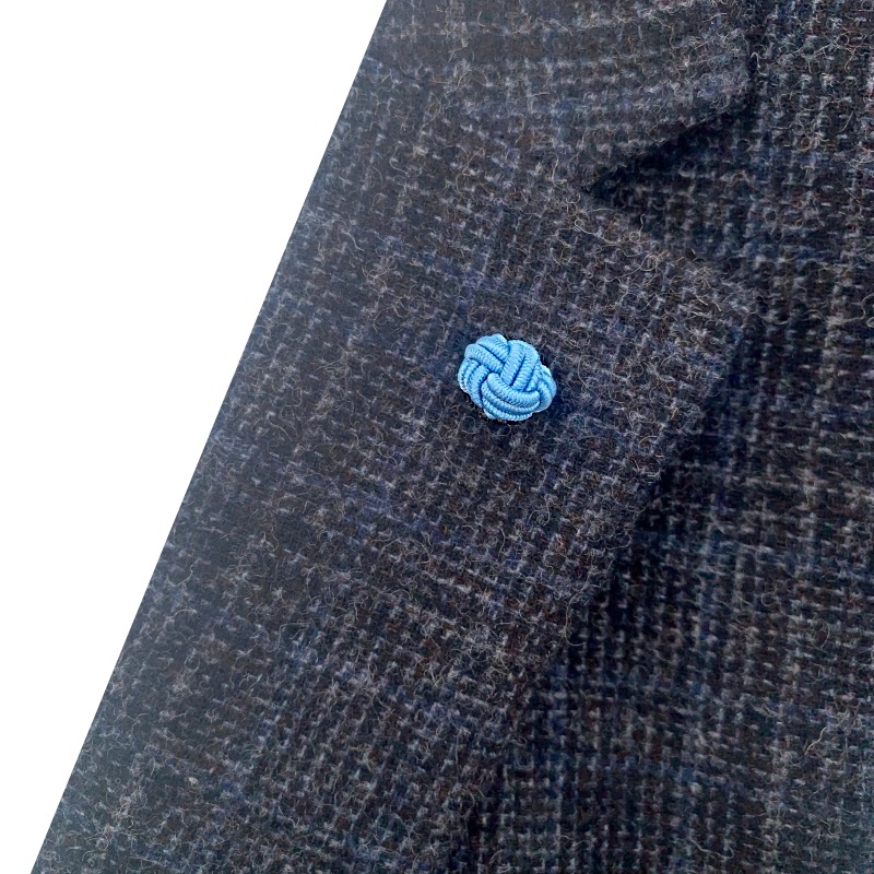 Světle modrá ozdoba klopy saka Ball 