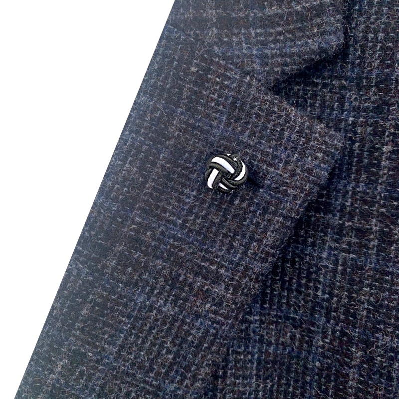 Černo - bílá ozdoba klopy saka Ball 