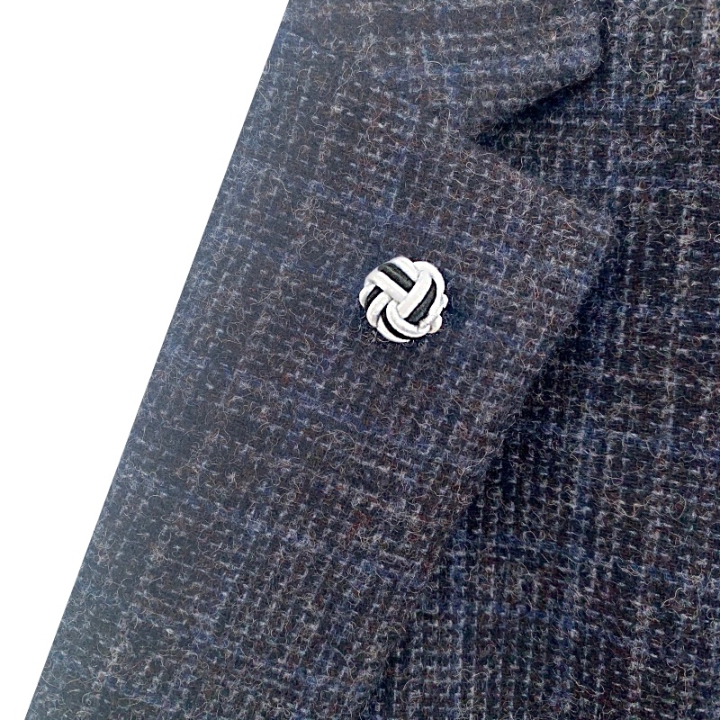 Bílo - černá ozdoba klopy saka Ball 