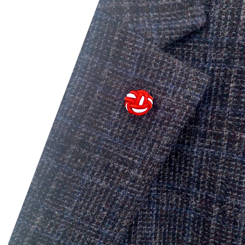 Červeno - bílá ozdoba klopy saka Ball 