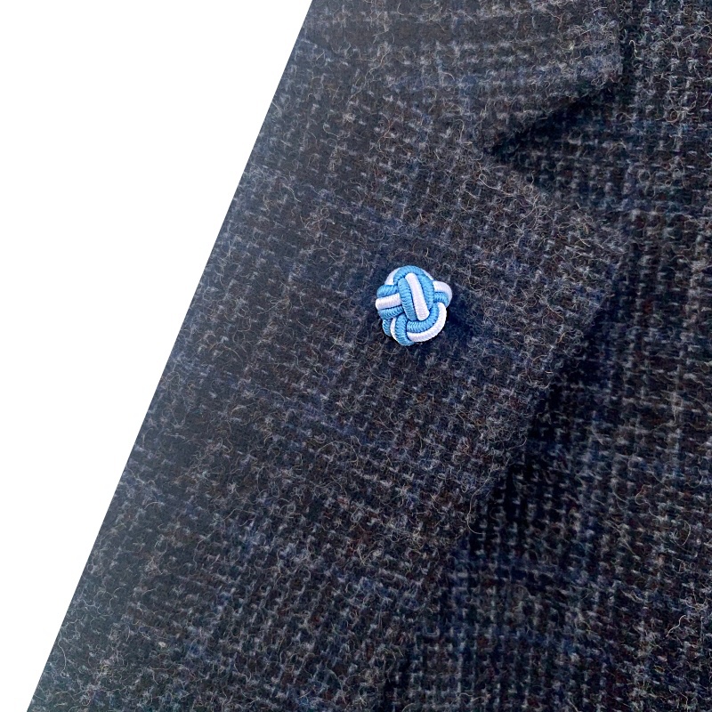 Světle modro - bílá ozdoba klopy saka Ball 