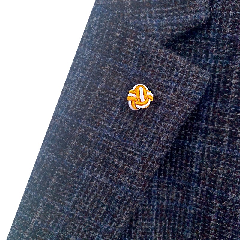 Oranžovo - bílá ozdoba klopy saka Ball 