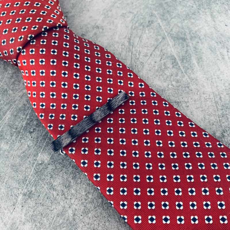 Šedá spona na kravatu Wild wood 