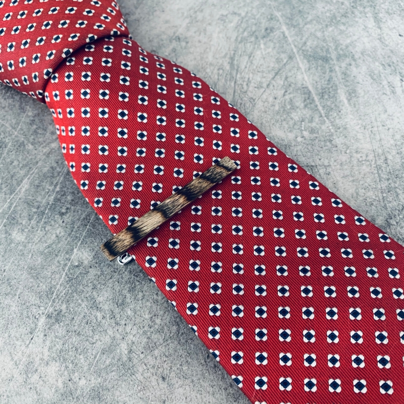 Hnědá spona na kravatu Wild wood 