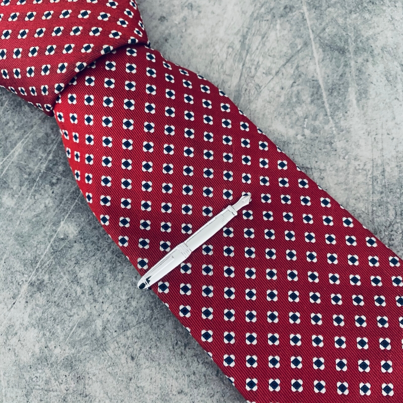 Stříbrná spona na kravatu Psací pero 