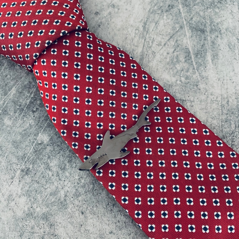 Šedá spona na kravatu Žralok 