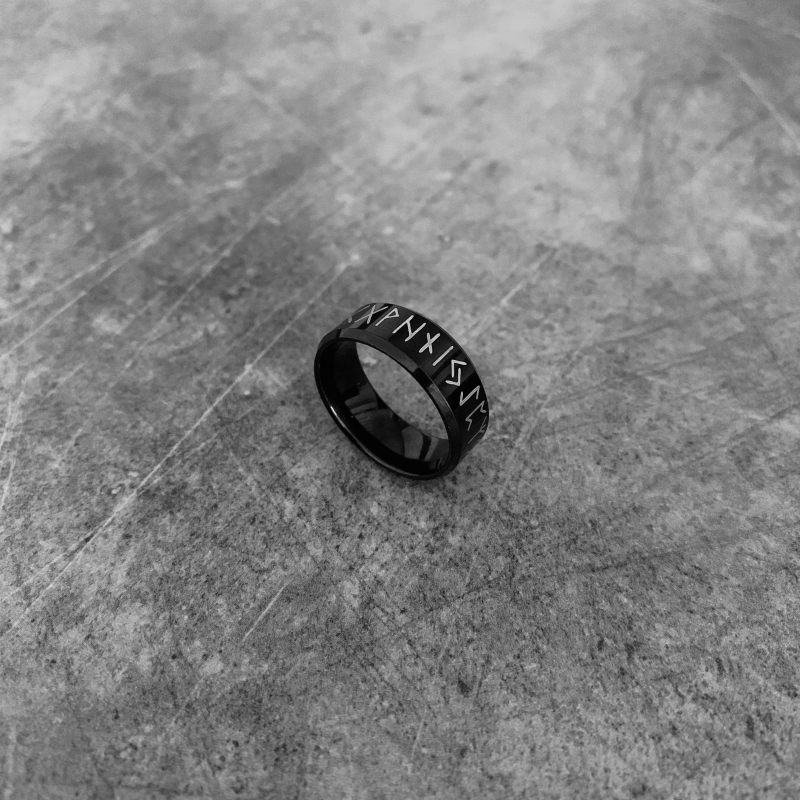 Černý prsten Runy vel. 11