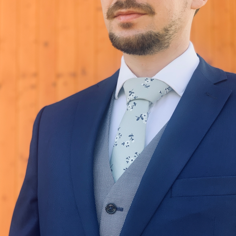 Světle šedá kravata Květinky 