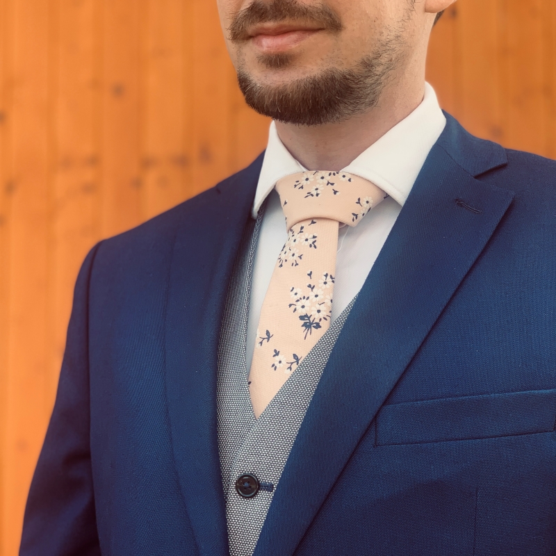 Světle růžová kravata Květinky 