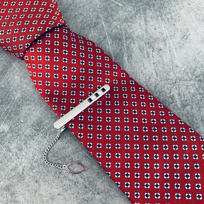 Stříbrno - černá spona na kravatu 5 Crystals 