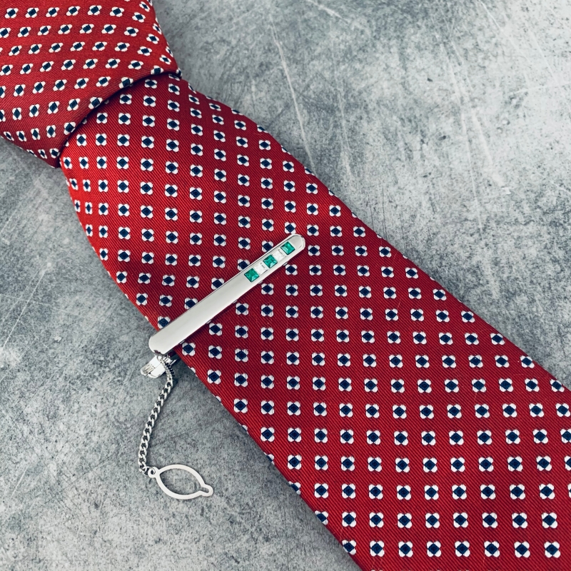 Stříbrno - zelená spona na kravatu 5 Crystals 