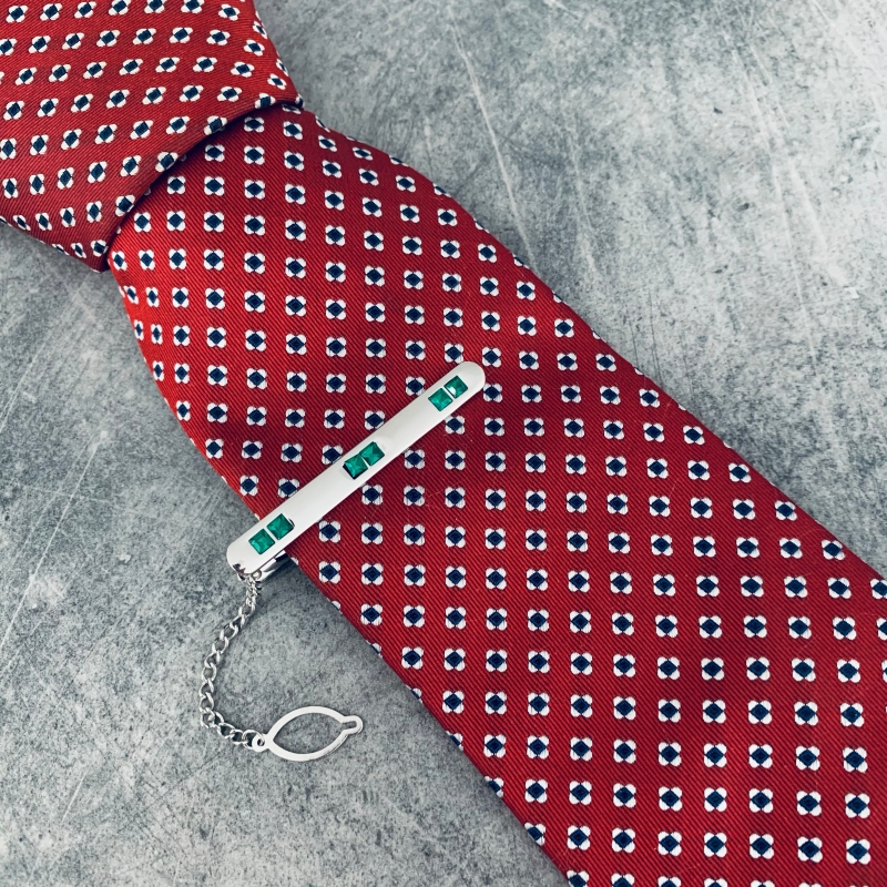 Stříbrno - zelená spona na kravatu 6 Crystals 