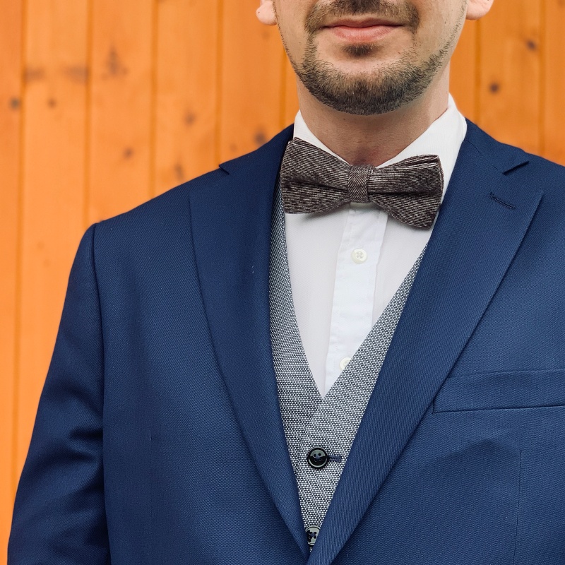 Hnědý motýlek Cotton