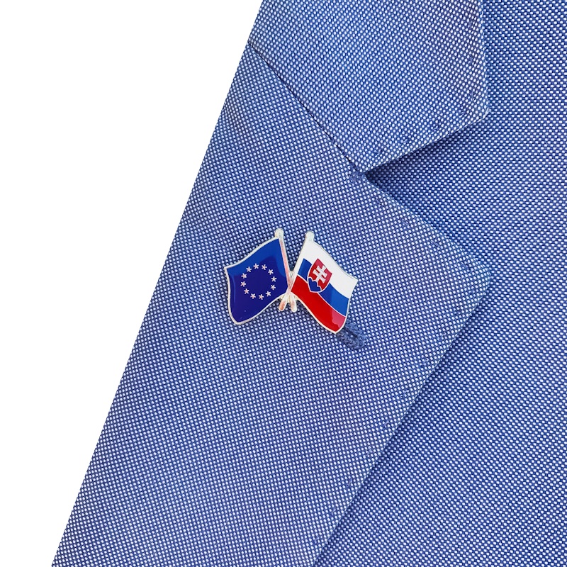 Zlatá brož Vlajka EU a Slovenská republika 