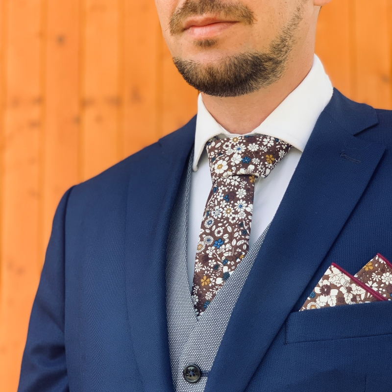 Hnědý set kravata, motýlek a kapesník Flower 