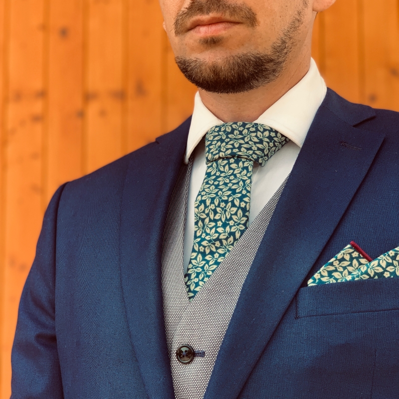 Modrý set kravata, motýlek a kapesník Listy