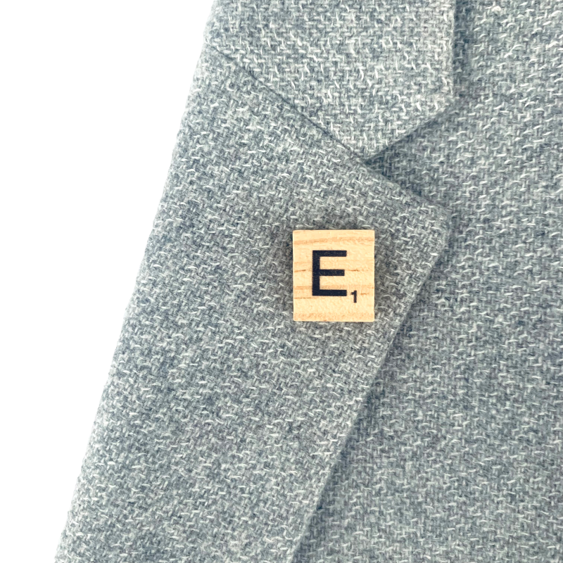 Brož Scrabble písmeno E