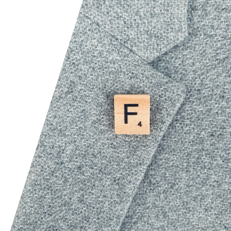 Brož Scrabble písmeno F