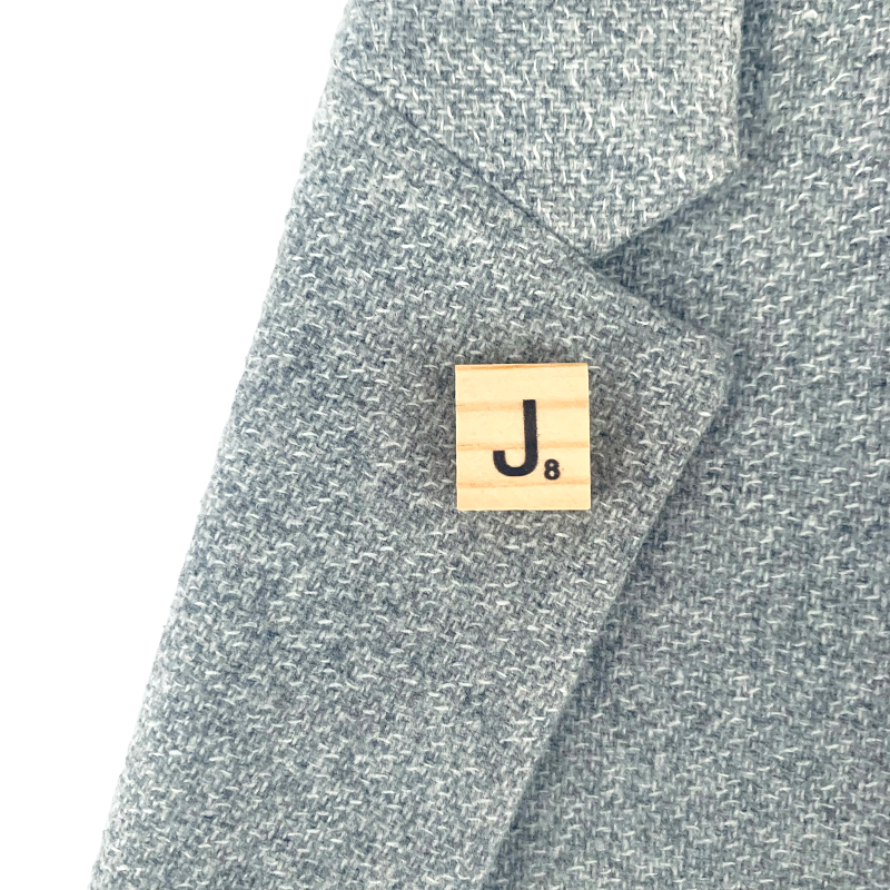 Brož Scrabble písmeno J