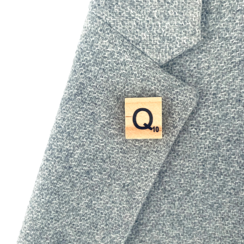 Brož Scrabble písmeno Q