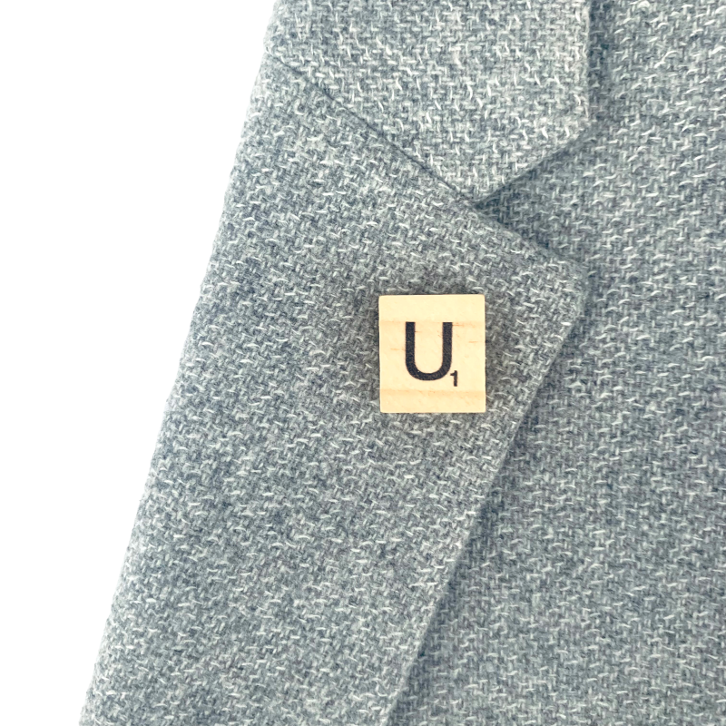 Brož Scrabble písmeno U