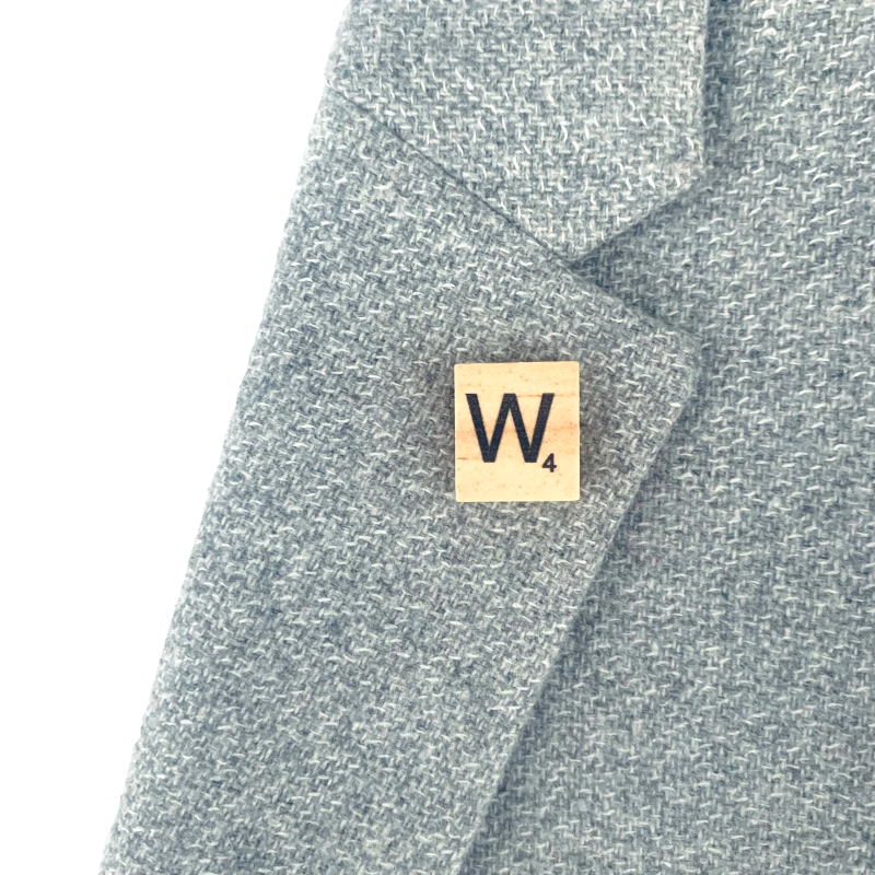 Brož Scrabble písmeno W