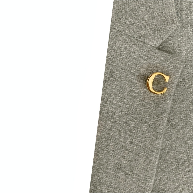 Zlatá brož písmeno C