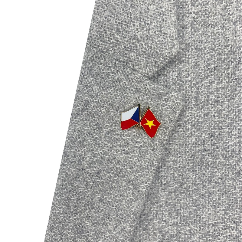 Zlatá brož Vlajka Česko - Vietnam 