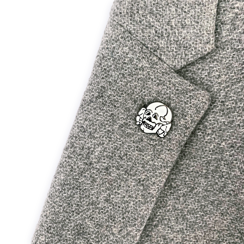 Brož Lebka s kostmi 