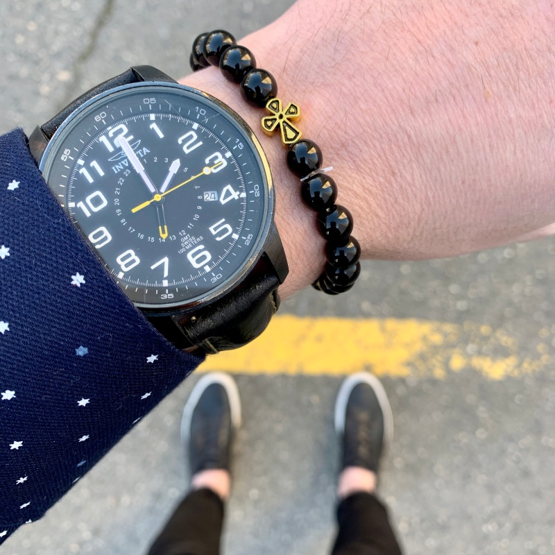 Černý náramek Velký zlatý kříž 