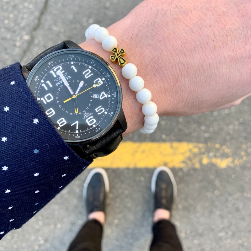 Bílý náramek Velký zlatý kříž 