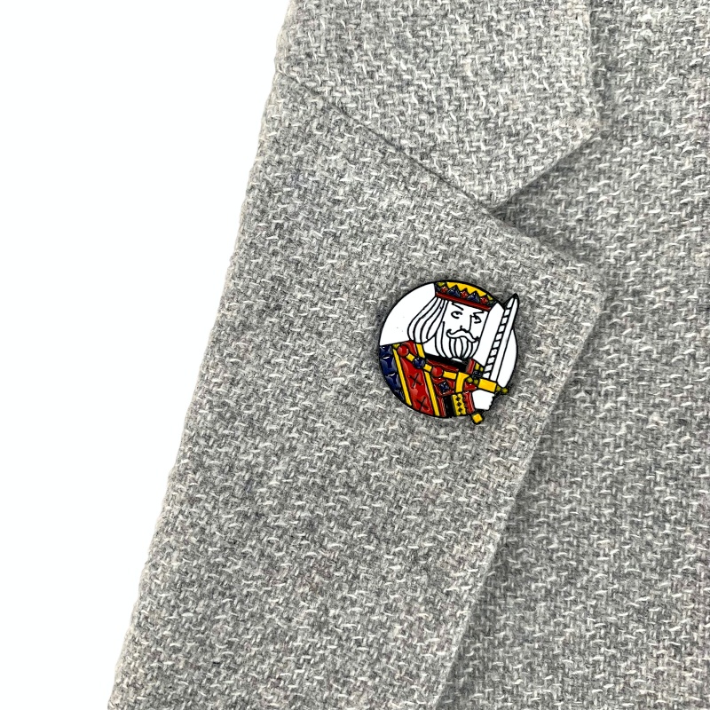 Brož - ozdoba klopy saka Karetní Král 