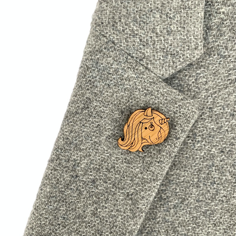 Dřevěná brož Unicorn 